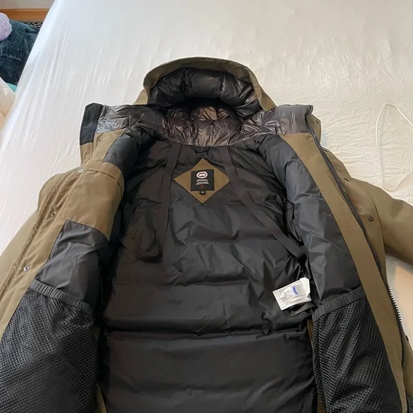 Canada Goose L Parka. Retailed for $1200+ Barely worn LIKE NEW. Worn 10 times.
